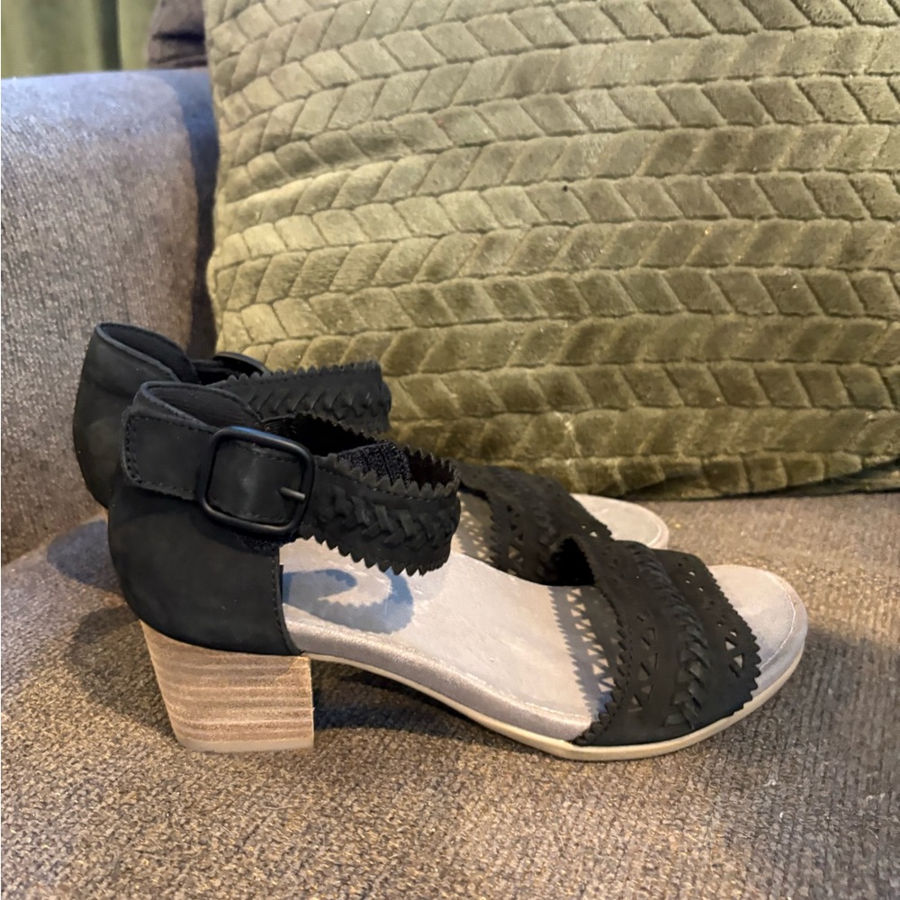 Women’s size 7.5 earth sandals.